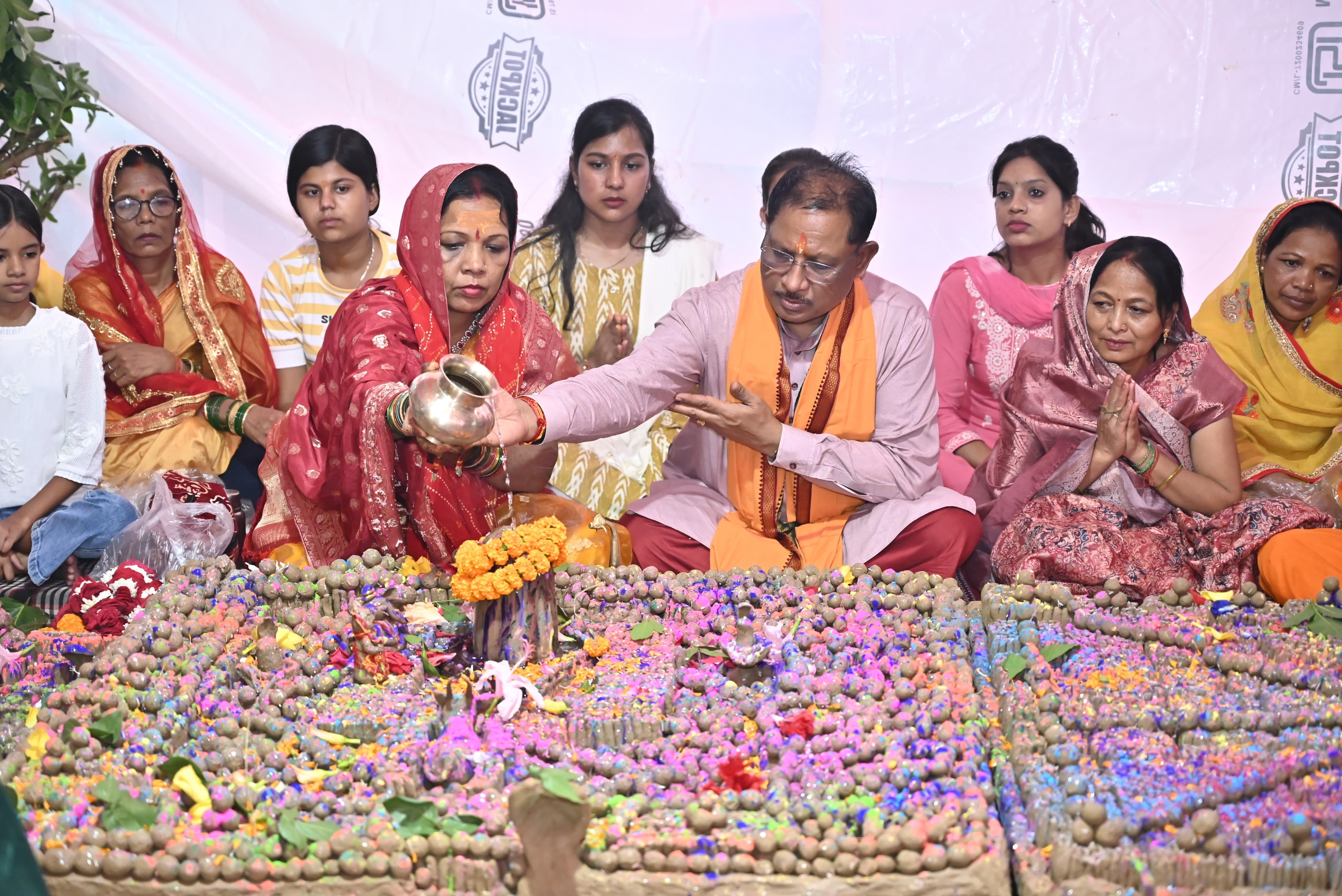 मुख्यमंत्री श्री विष्णुदेव साय ने श्री फलेश्वरनाथ महादेव मंदिर में पूजा अर्चना कर प्रदेशवासियों की सुख समृद्धि और खुशहाली की मंगलकामना की